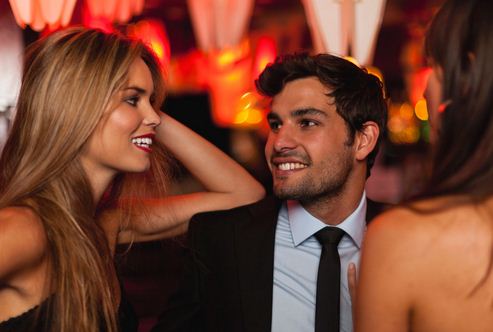 HOW TO GET A REPUTATION AS A HOT DATE AND HAVE GIRLS QUEUING UP TO MEET YOU